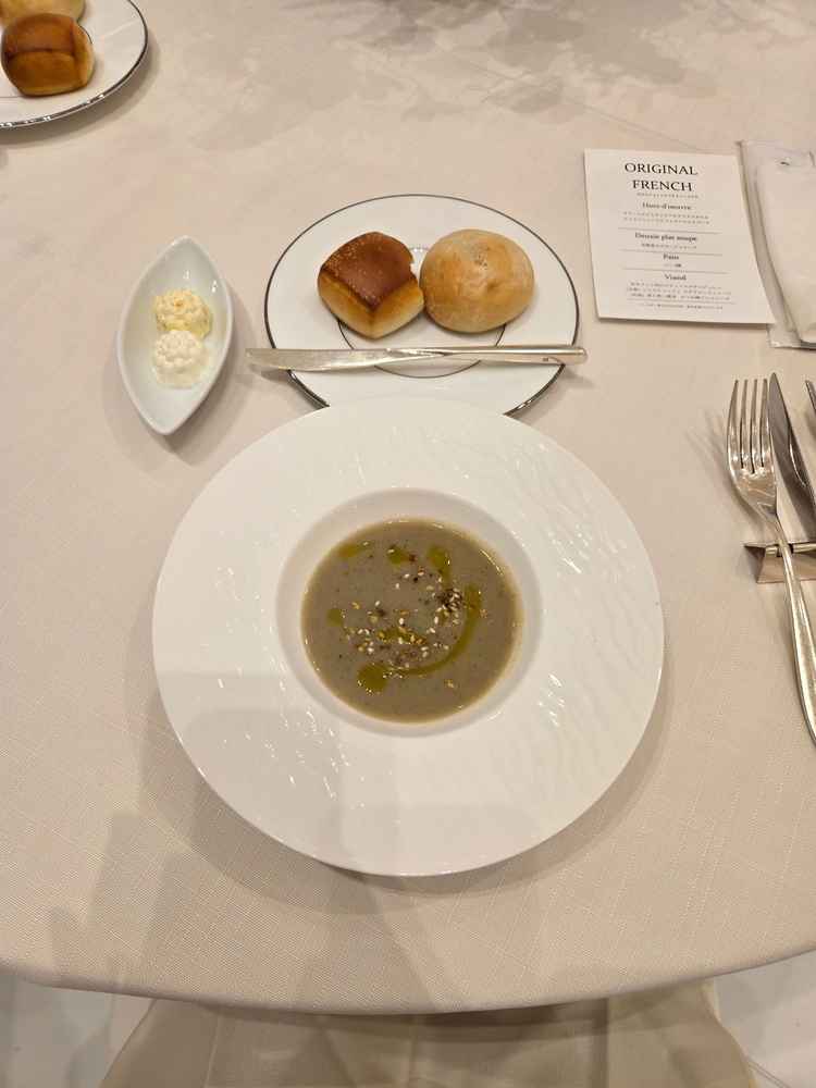 試食の二品目のポタージュと三食目のパンです。パンは焼きたてでした。