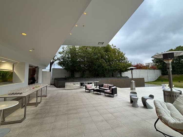 披露宴会場のガーデン。広さがあり、スイーツビュッフェなども余裕を持ってできそうでした。