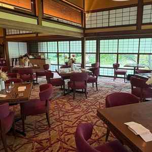 少人数向けの披露宴会場。和装はもちろん、洋装でもモダンな雰囲気になりそう。