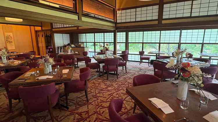 少人数向けの披露宴会場。和装はもちろん、洋装でもモダンな雰囲気になりそう。