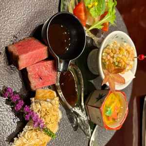 試食のお料理。魚、お肉共に調理のレベルが高かく感動しました。デザートが少し不安です。