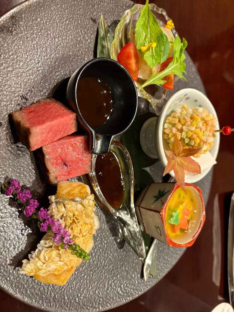 試食のお料理。魚、お肉共に調理のレベルが高かく感動しました。デザートが少し不安です。