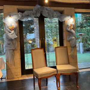 ガーデンに続くドアの前に新郎新婦の椅子が配置される。