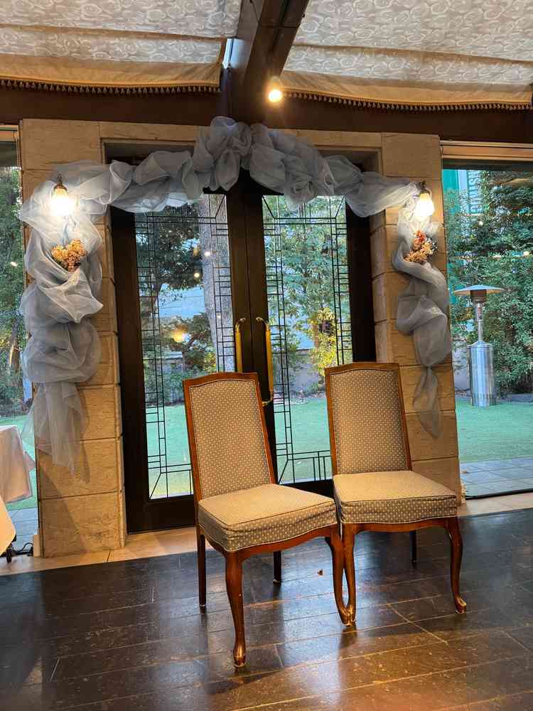 ガーデンに続くドアの前に新郎新婦の椅子が配置される。