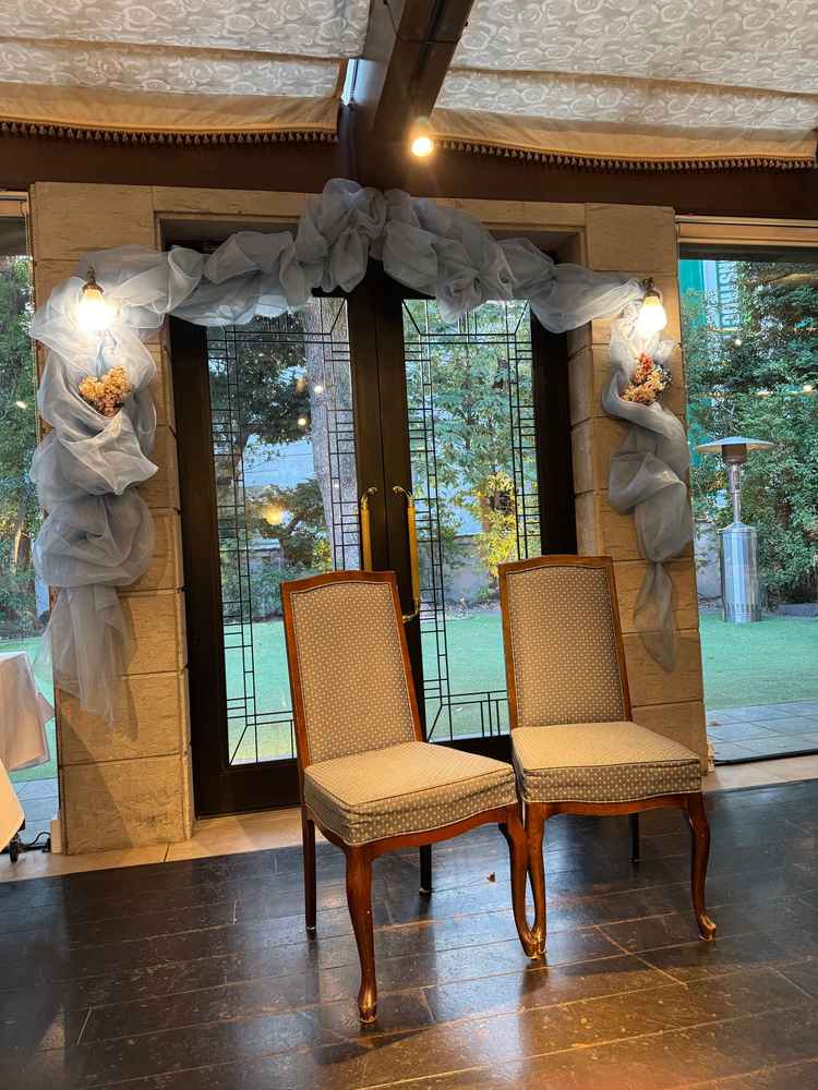 ガーデンに続くドアの前に新郎新婦の椅子が配置される。