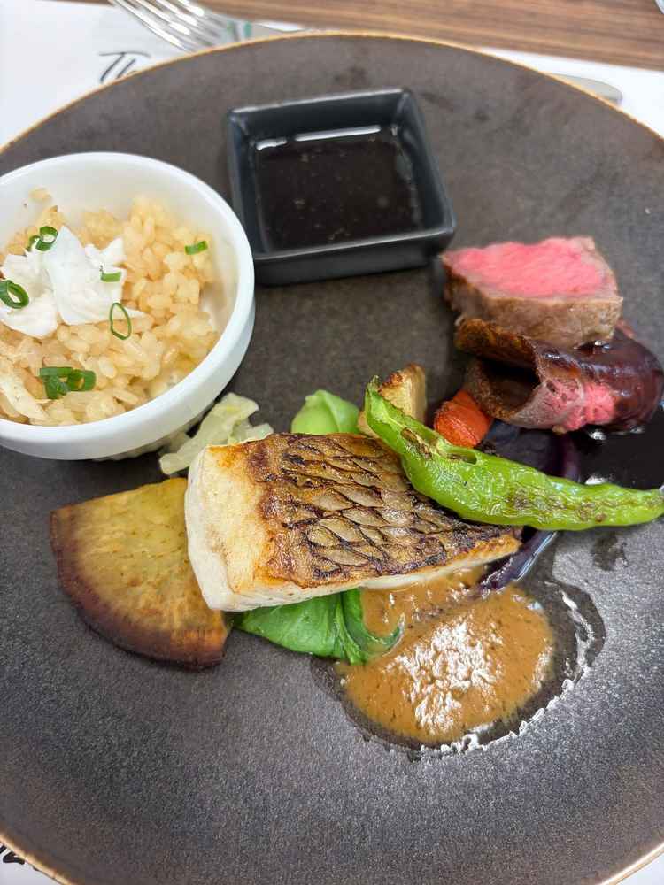 試食させていただきました。お肉も魚も美味しかったですが、鯛めしの出汁がきいててとても好きでした。