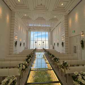 大きな窓やバージンロードがガラス張りのため開放的で明るい印象を受けました。