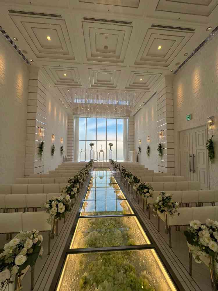 大きな窓やバージンロードがガラス張りのため開放的で明るい印象を受けました。