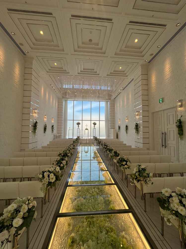 大きな窓やバージンロードがガラス張りのため開放的で明るい印象を受けました。