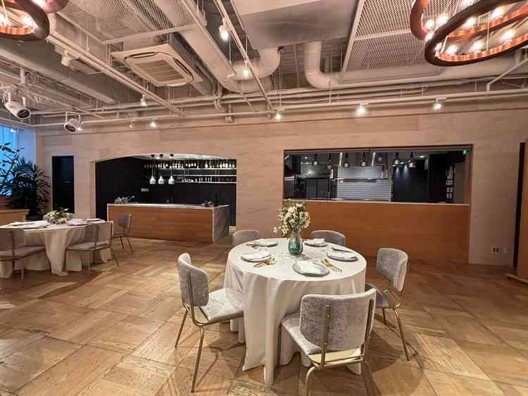 オープンキッチンのある披露宴会場