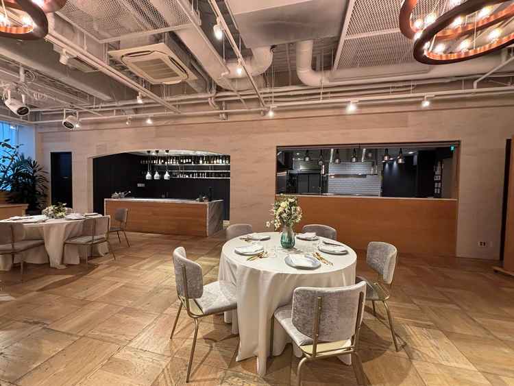 オープンキッチンのある披露宴会場