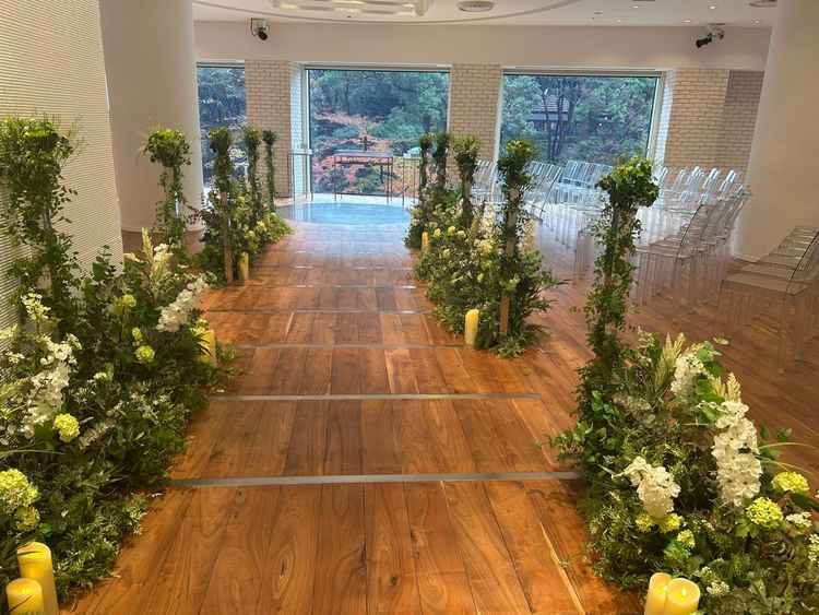 式場のサンライズガーデンの正面写真。目の前に日本庭園が見えます。緑が多くて開放的です。