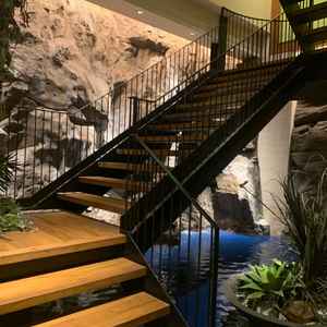 披露宴会場2つ目に繋がる階段。ここから登場することもできる。奥の壁は滝になっている。