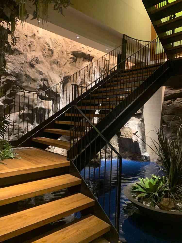 披露宴会場2つ目に繋がる階段。ここから登場することもできる。奥の壁は滝になっている。