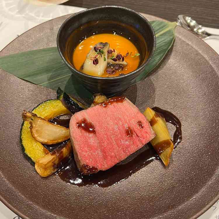 お料理（国産牛のロティ、雲丹のロワイヤル）