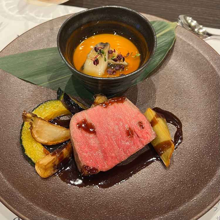 お料理（国産牛のロティ、雲丹のロワイヤル）