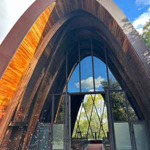 チャペルの外観は他の式場ではあまり見ない作りでシャボン玉がでる演出などがありました。