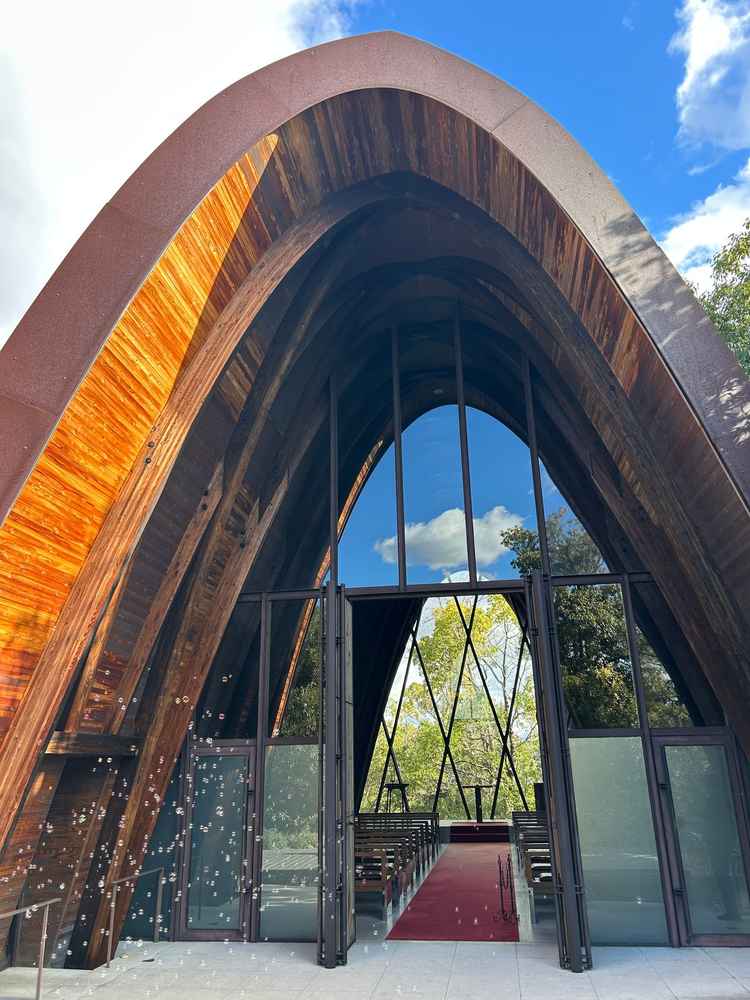 チャペルの外観は他の式場ではあまり見ない作りでシャボン玉がでる演出などがありました。