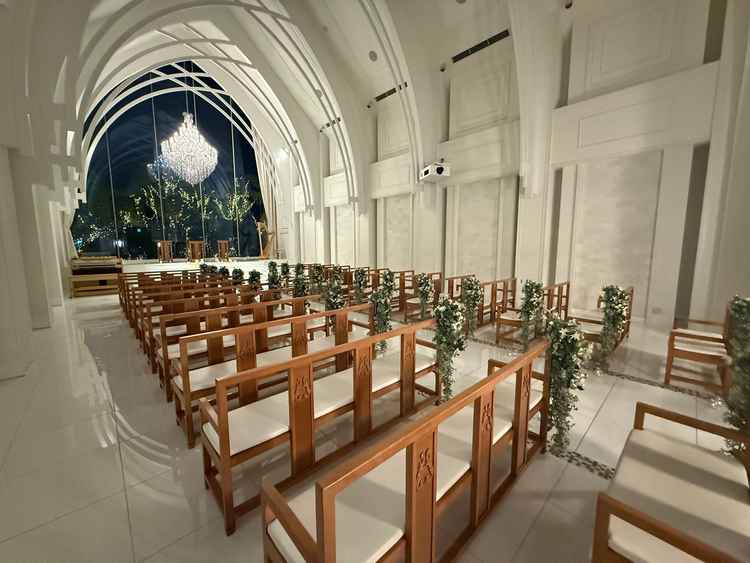 挙式会場は入った瞬間の吹き抜けや、綺麗さ雰囲気に圧倒された。とても清々しい気持ちになる会場だった。