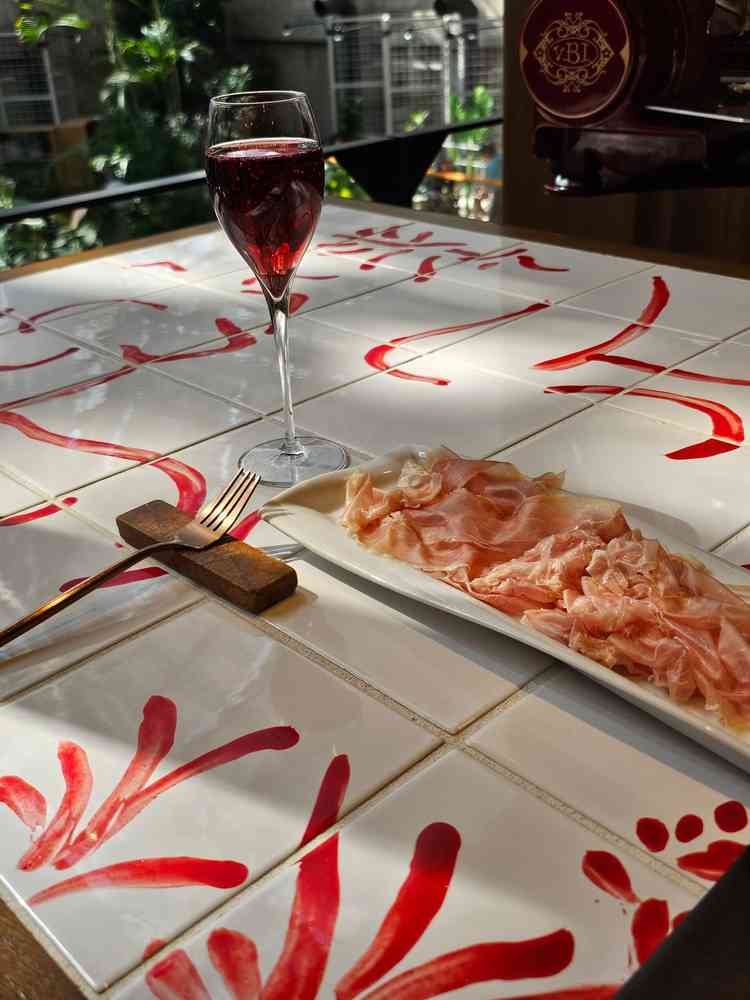 生ハム試食とても美味しかったです！ワインとの組み合わせサイコー！