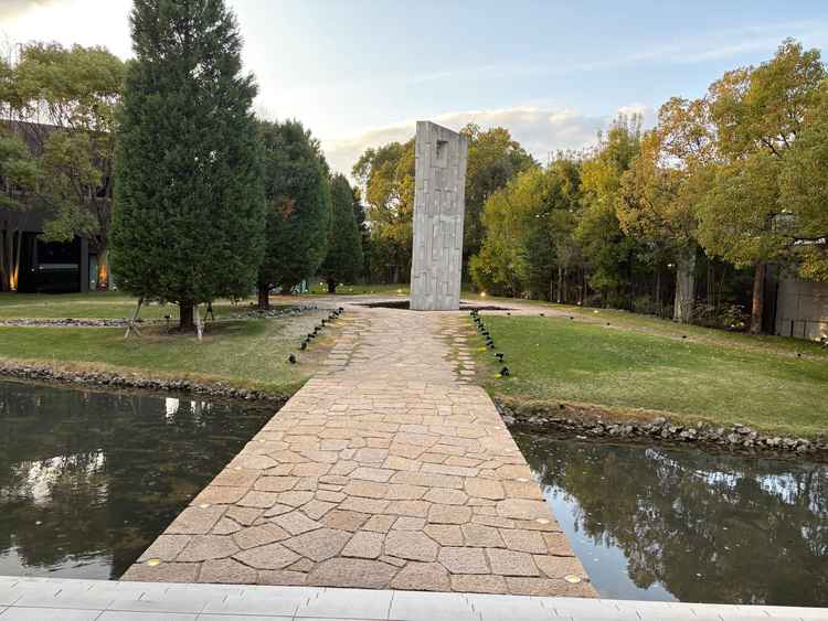 チャペルからガーデンパーティーに向かう道