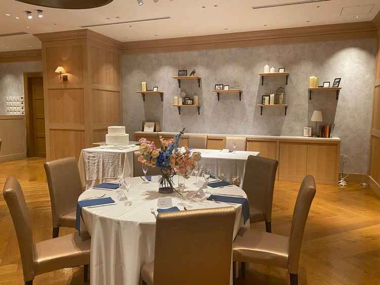 ウッド系の会場は26年5月に拡張予定とのこと。床が灰色の石材になり、さっぱりとした会場になります。