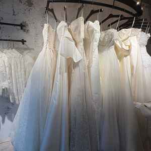 ウェディングサロンの横にはドレスショップがある