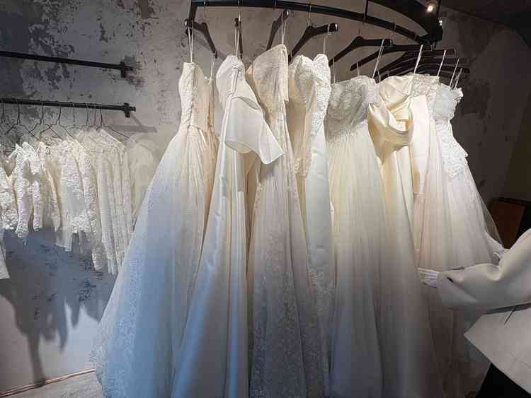 ウェディングサロンの横にはドレスショップがある