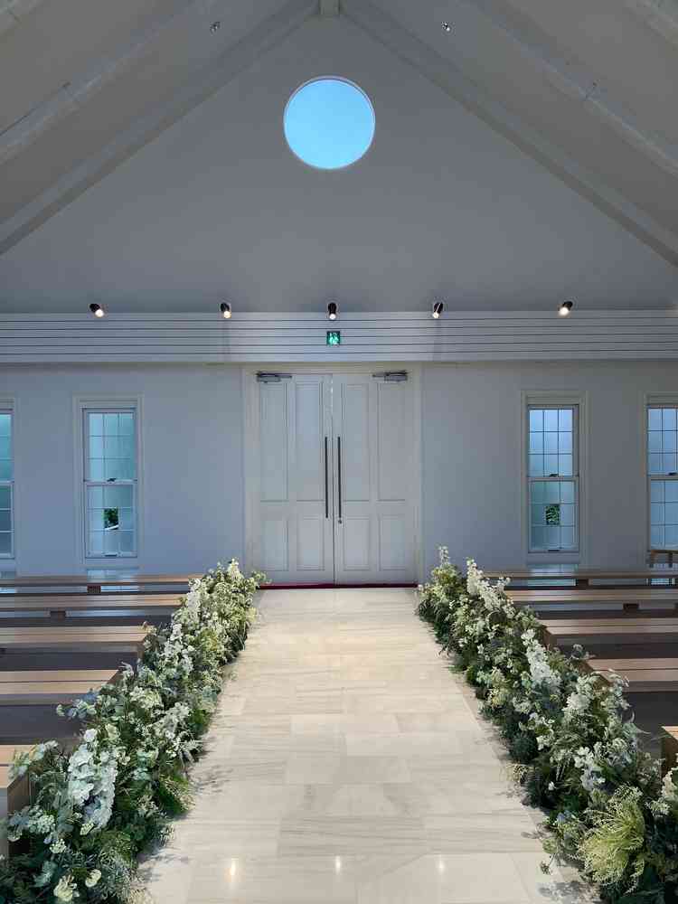 ヴァージンロードを振り返ったところです。