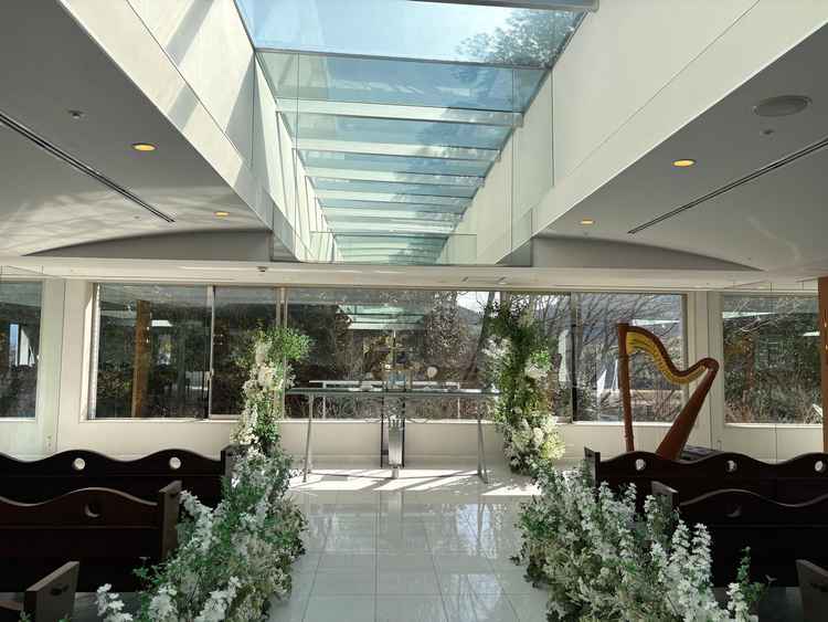 光が入る素敵なチャペルでした