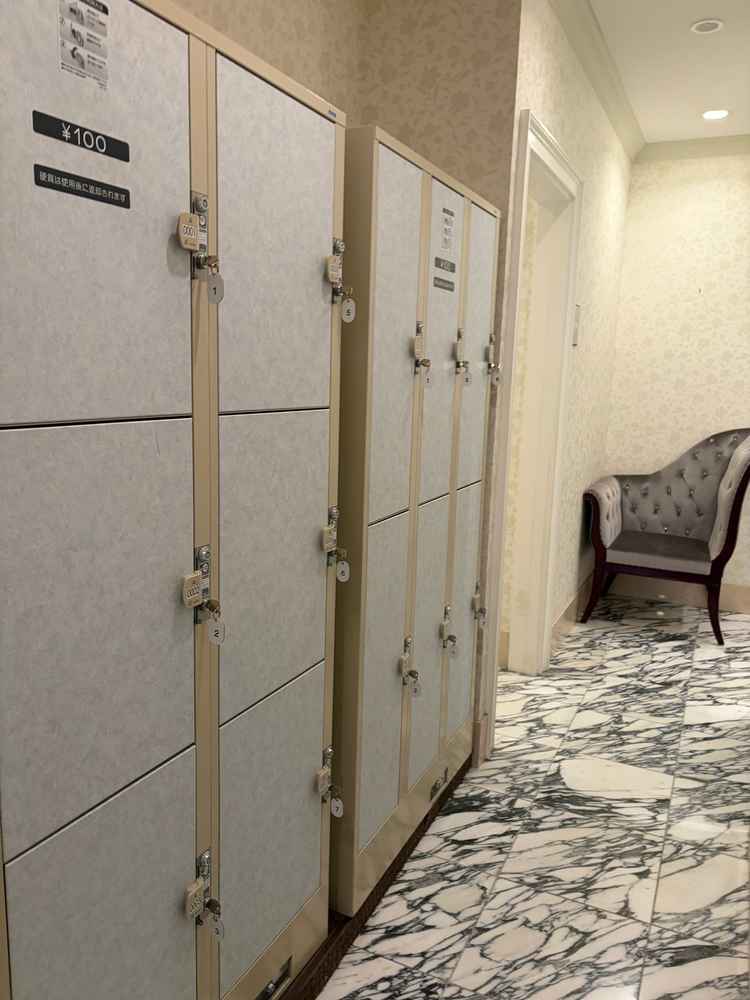 ゲスト用ロッカールーム、大きめの荷物も入りそう