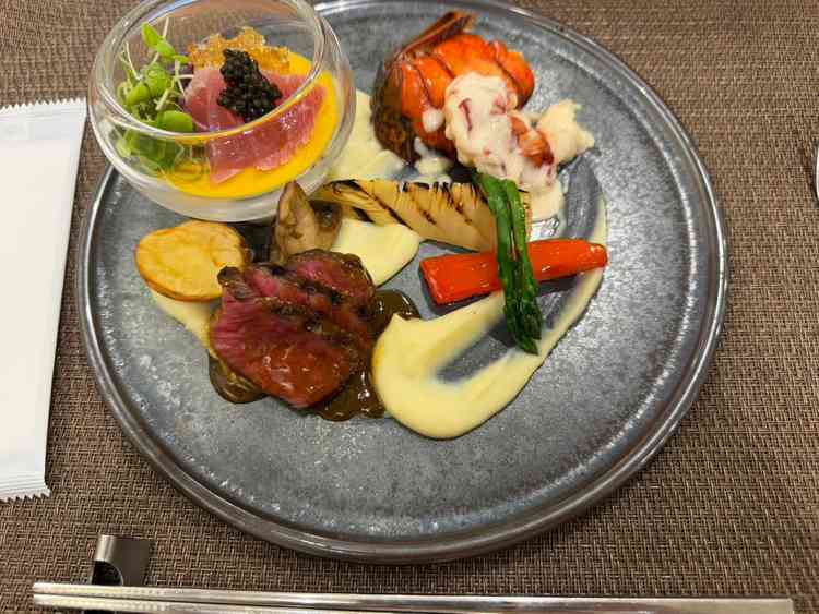 当日のコースを一皿にまとめた試食料理。