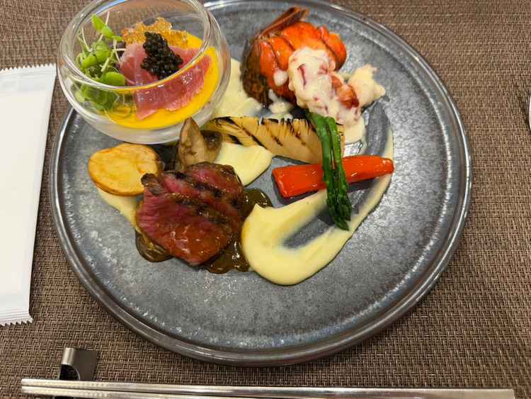 当日のコースを一皿にまとめた試食料理。