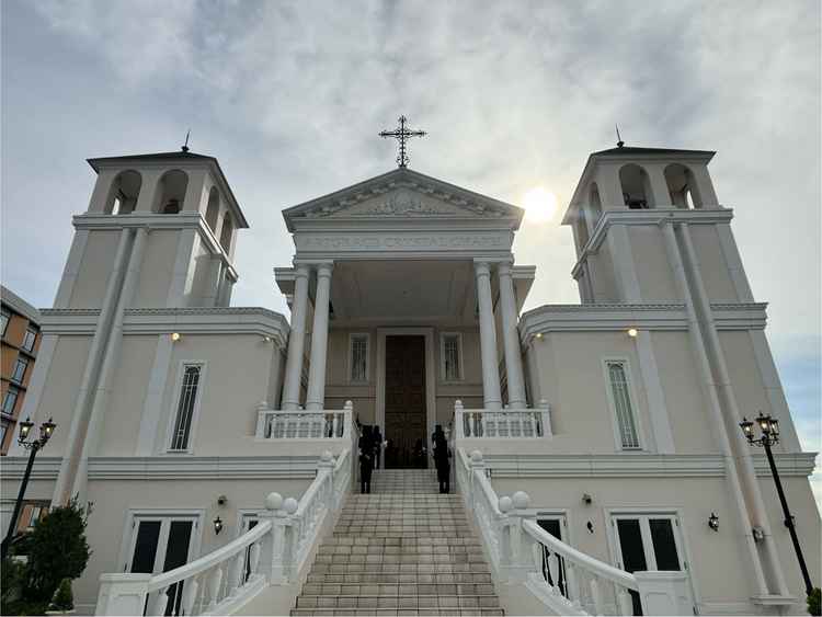 チャペルから出た大階段を降りた所。お城のような外観が圧巻。