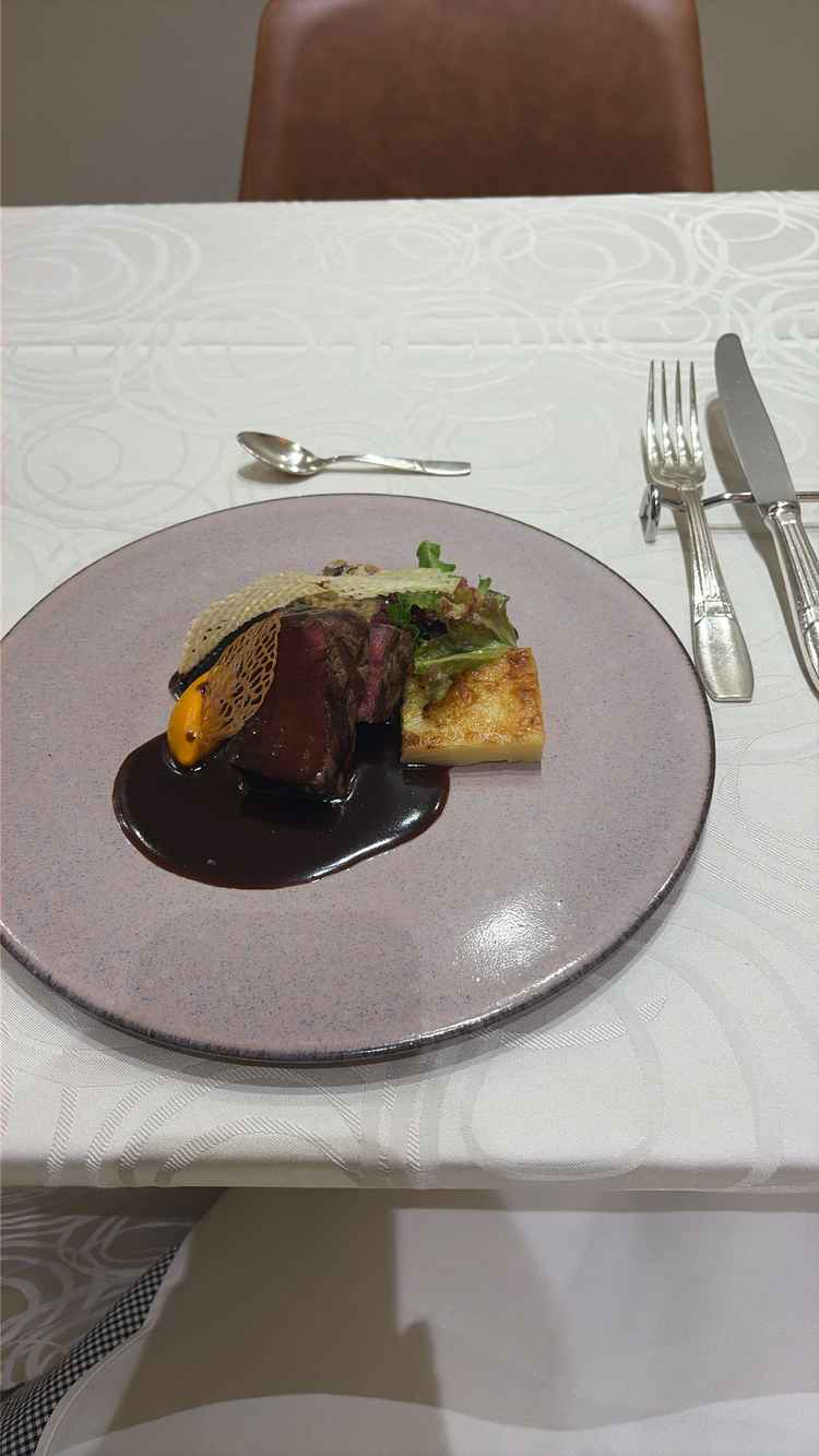 コース料理のメインの肉料理