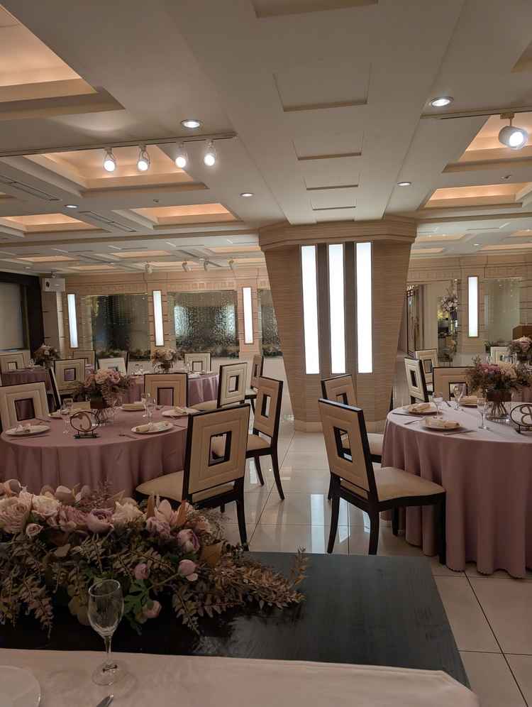 後ろの壁は水が流れているが奥の人が透けて見えるので、休憩室にいる人がわかるので、安心できる。