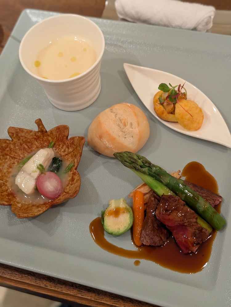 試食です。メインは国産牛フィレ肉のポワレ季節野菜と赤ワインソース