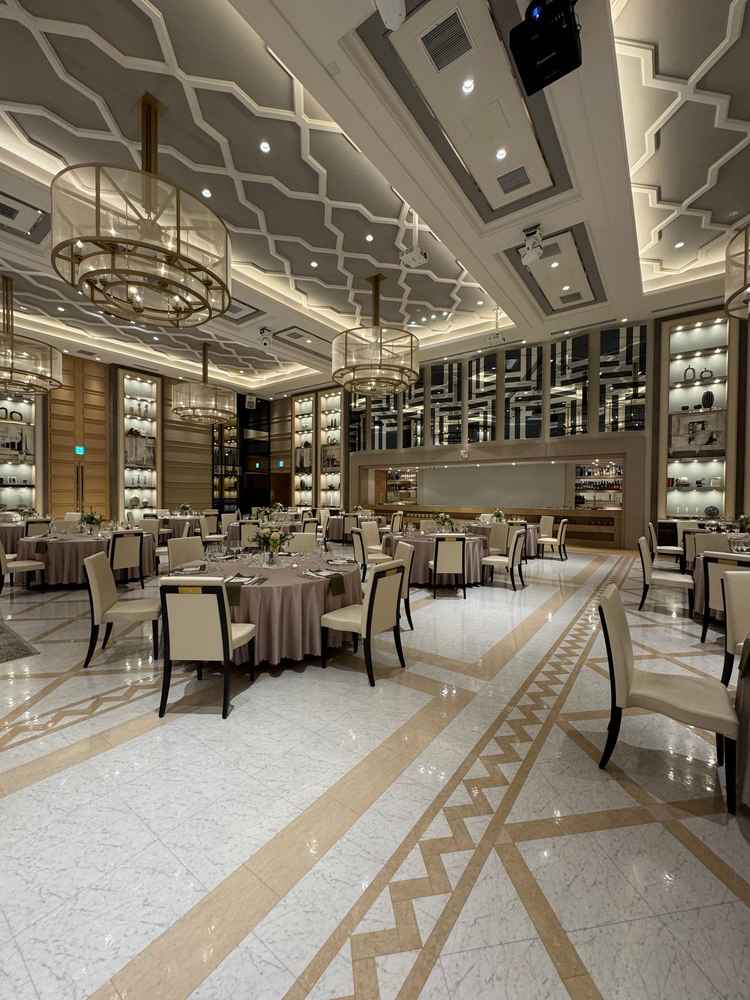 披露宴会場です。ゴージャスでライブキッチンがあり、熱々のお料理が提供されます。