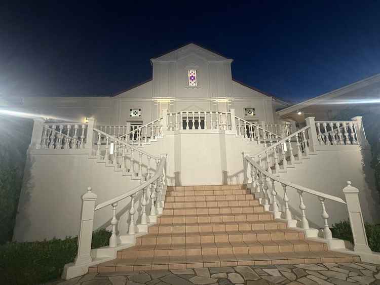 挙式後はこちらの階段からフラワーシャワーでゲストの方は降りていきます。