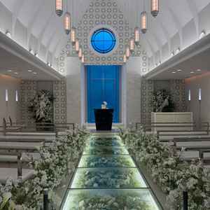 挙式会場はバージンロードがガラス張りでとても綺麗でした。