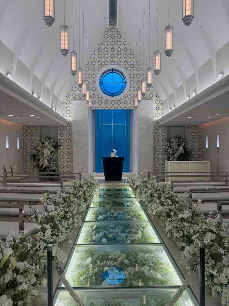 挙式会場はバージンロードがガラス張りでとても綺麗でした。