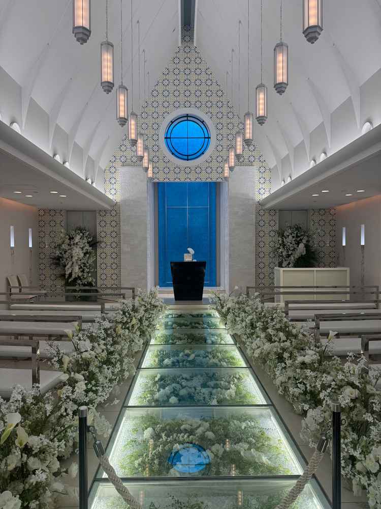 挙式会場はバージンロードがガラス張りでとても綺麗でした。