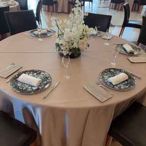 披露宴会場の座席の様子。レストランで使用されているシルバーや食器のため、かなりおしゃれ。