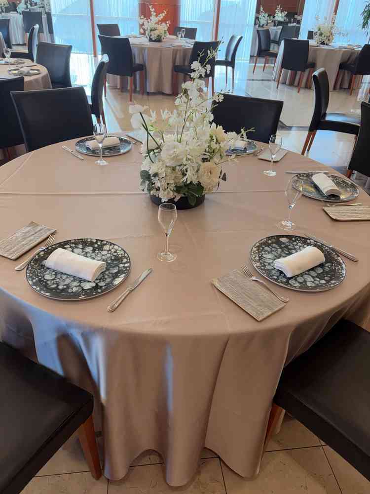 披露宴会場の座席の様子。レストランで使用されているシルバーや食器のため、かなりおしゃれ。