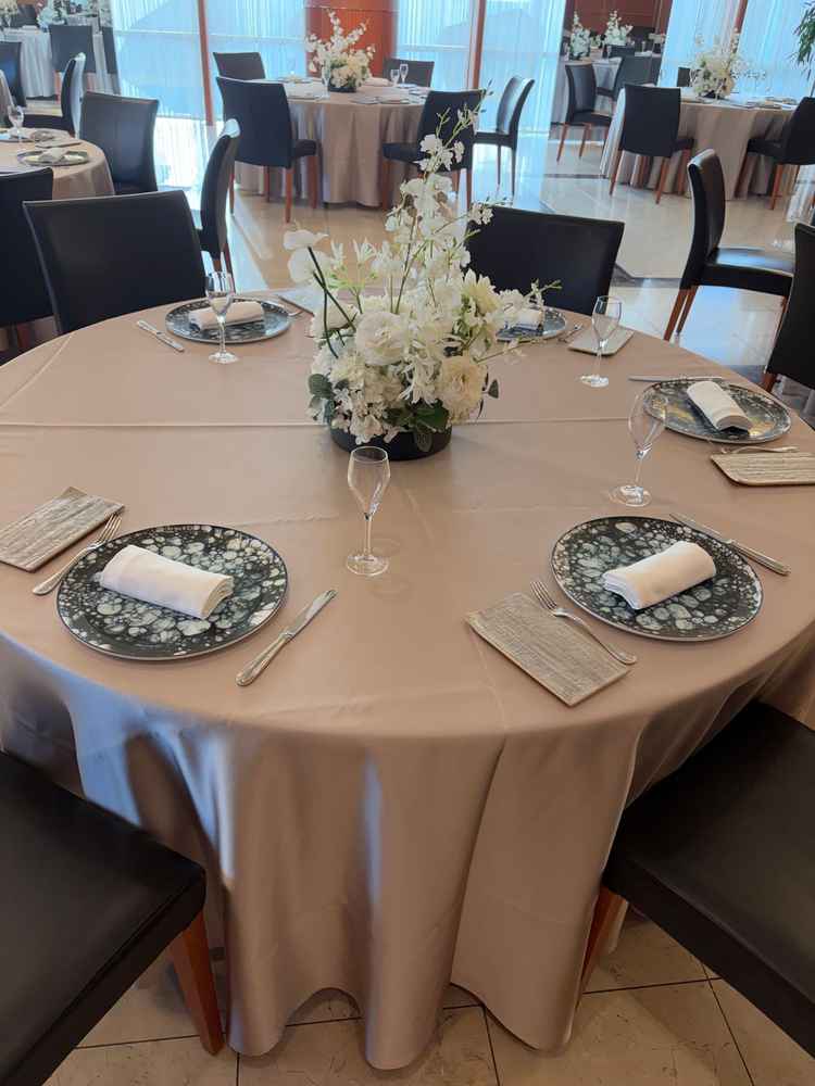 披露宴会場の座席の様子。レストランで使用されているシルバーや食器のため、かなりおしゃれ。