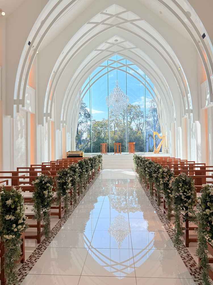 白を基調としたチャペル。大きなスクリーンがあって挙式の前にムービーが流せるそうです。