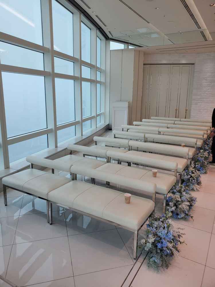 チャペルの参列イメージ。白基調で綺麗でした！