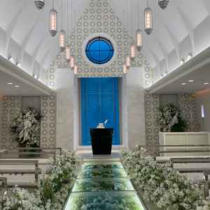 こじんまりとした挙式会場。２回から羽を振らせてくれる。見学では中まで入れない。