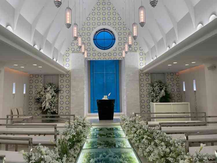 こじんまりとした挙式会場。２回から羽を振らせてくれる。見学では中まで入れない。