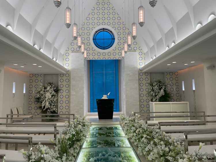 こじんまりとした挙式会場。２回から羽を振らせてくれる。見学では中まで入れない。